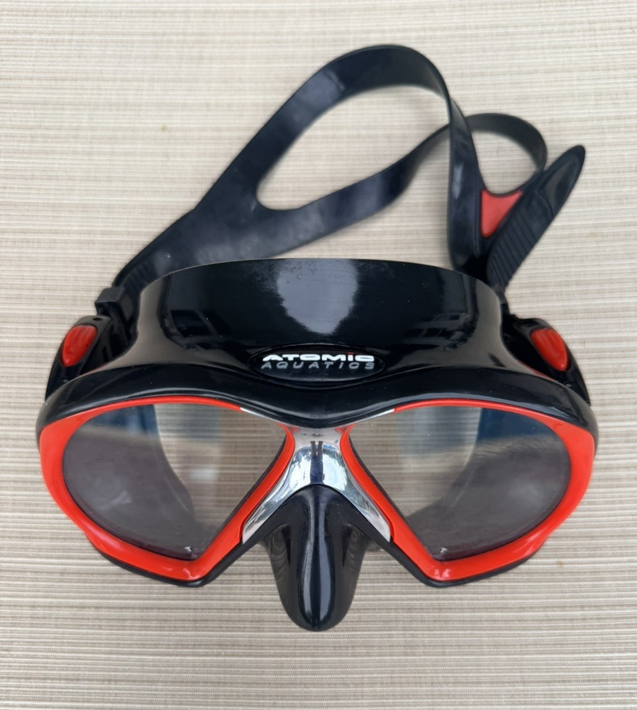 Atomic SubFrame Dive Mask - Medium Fit Black/Red Silicone Low-Volume- Excellent