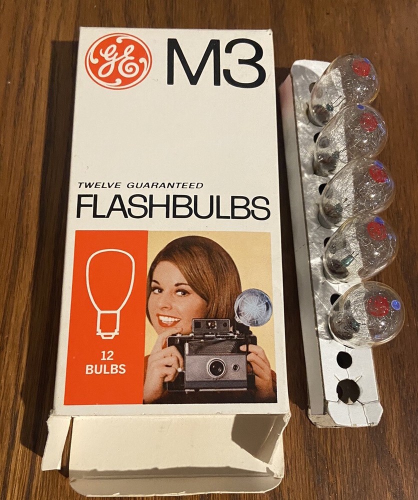 Polaroid Flash Bulb Model 268 Untested Includes 5 Unused M3 Bulbs