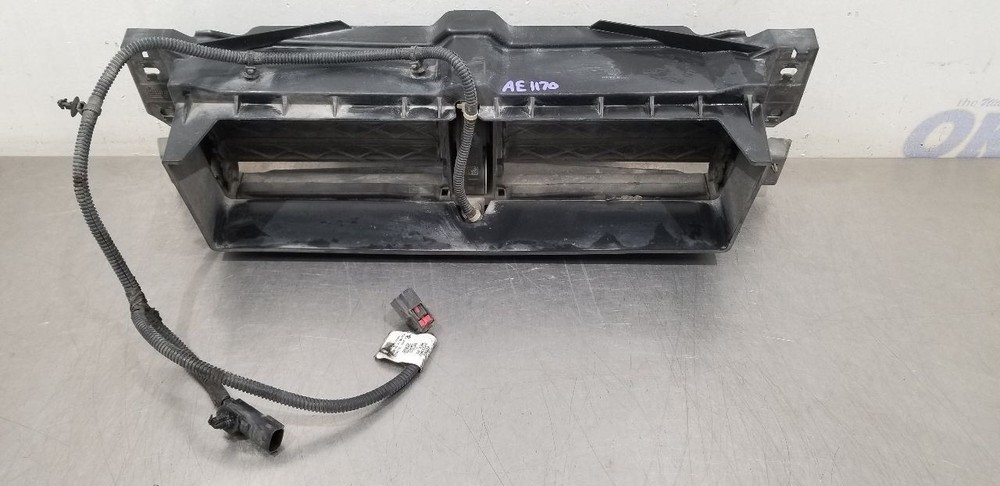 22 CHEVY SILVERADO 2500 LOWER AIR SHUTTER 6.6L DIESEL