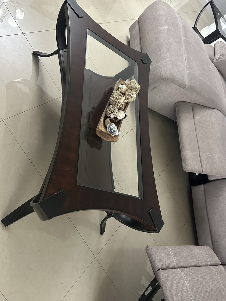 Living Room Set With 2 Tablas