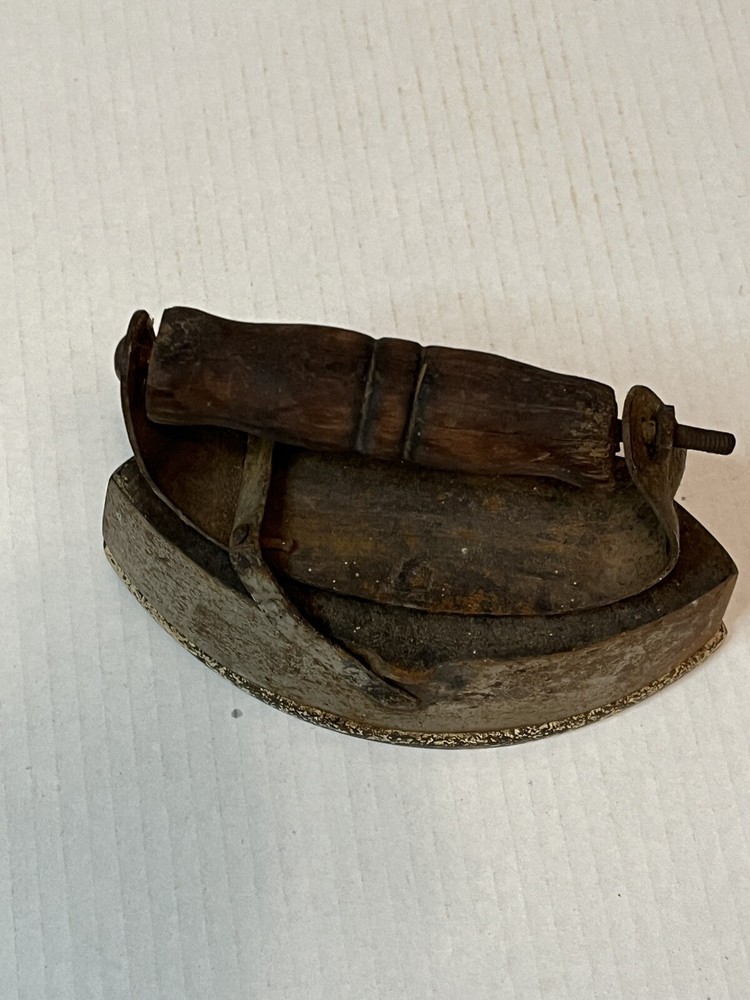 VINTAGE SAD IRON