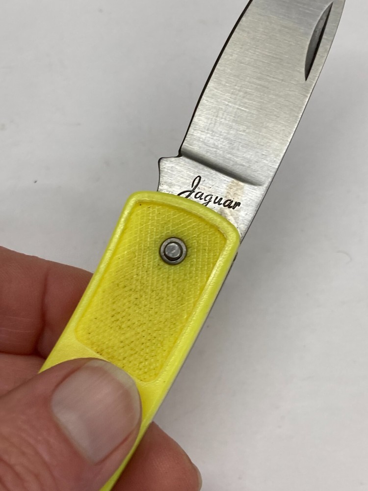 Jaquar Yellow Folding w/Plain Blade, Thumb groove, Lockback YK-680YE
