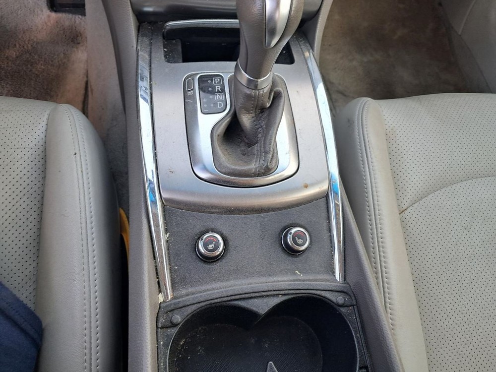 Q40 2015 Glove Box 5009850