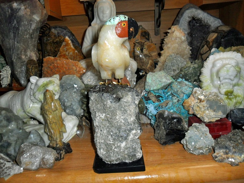 Huge Mineral Gemstone Macaw Parrot Bird Carving