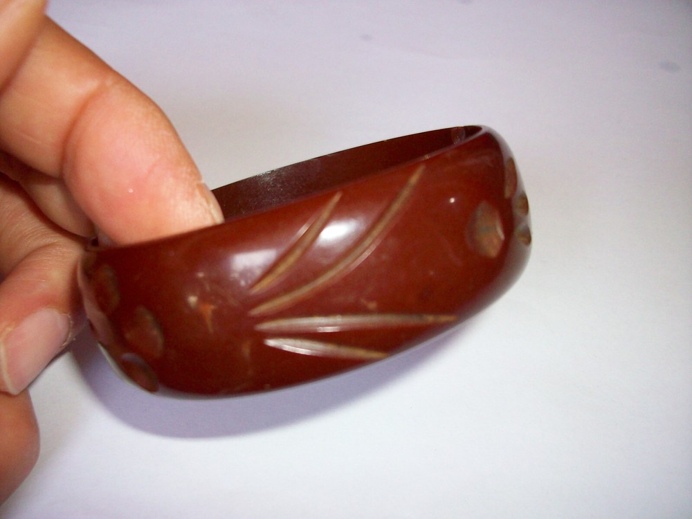 VINTAGE CARVED BAKELITE BANGLE, BRACELET SIMICHROME TESTED