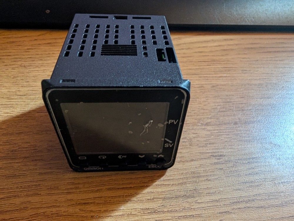 OMRON E5CC-RW2DUM-000 DIGITAL CONTROLLER