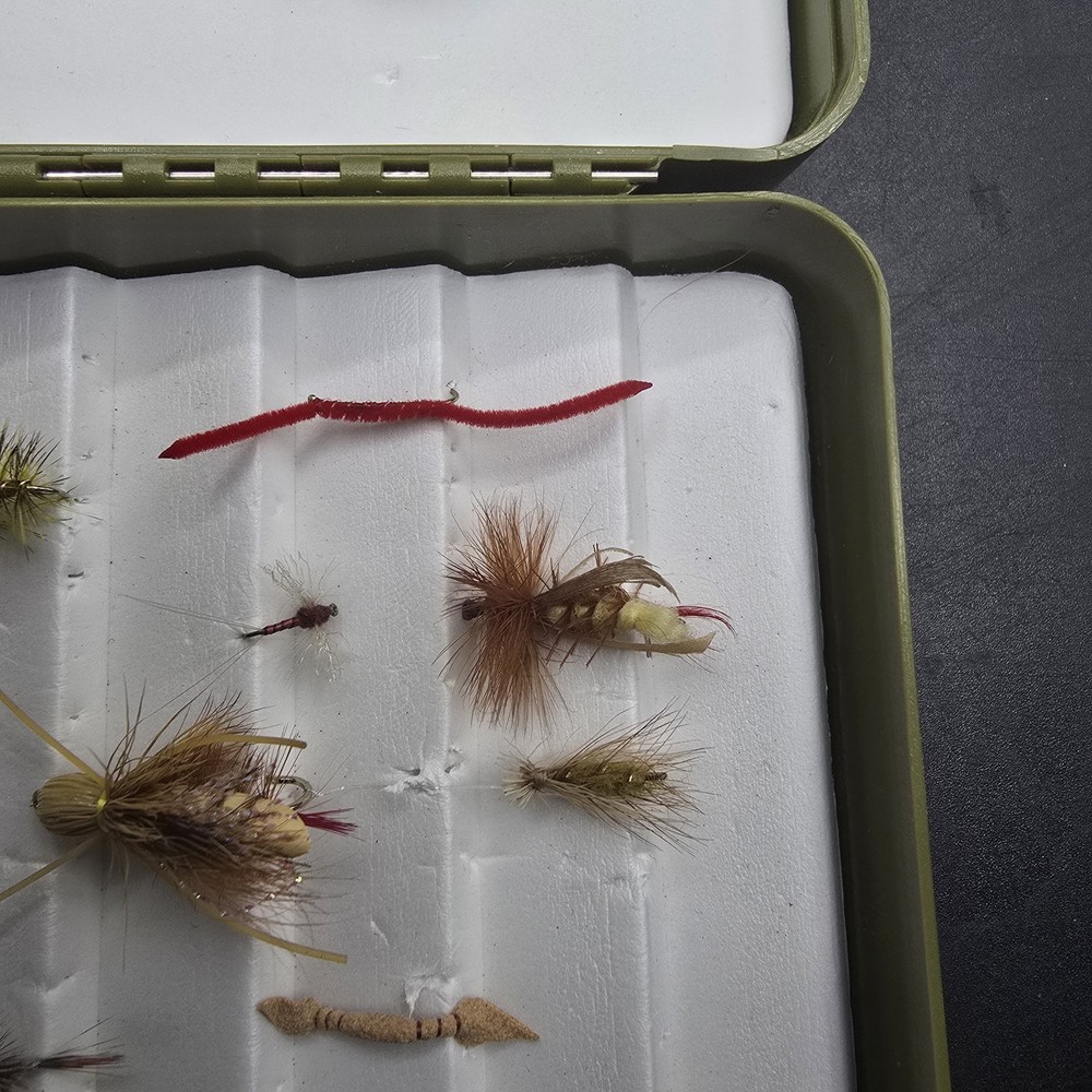 white river fly box with 27 Flys Pluse Extra Case