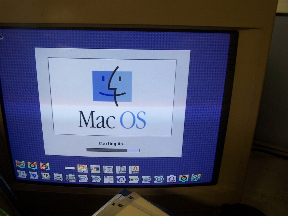 Apple Power Macintosh 7200/90 With KB and Mouse - Working fine