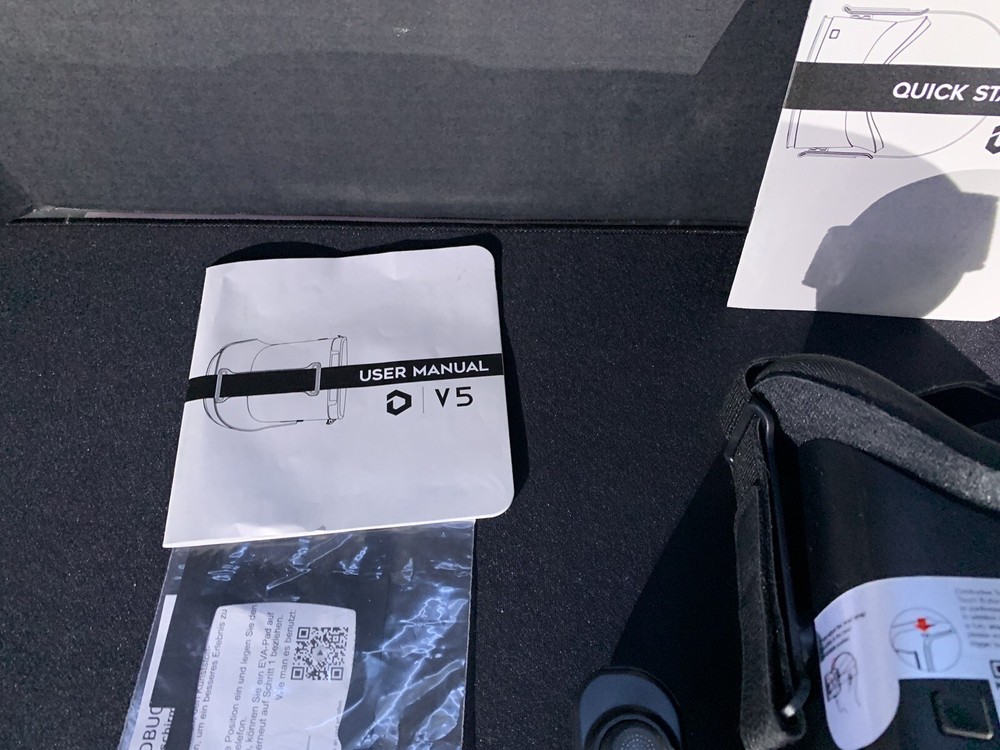 DESTEK V5 VR Headset with Bluetooth Controller - Read Description