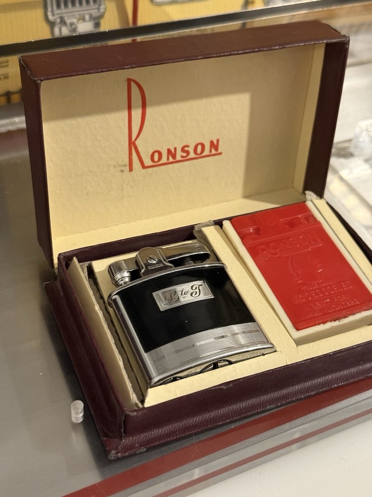 Vintage Ronson “Standard” Black Lacquer Lighter Toronto Canada