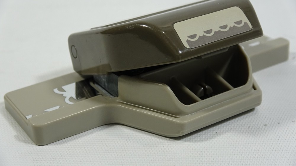 Stampin Up! Border Edge Locking Paper Punch - Rounded Pattern