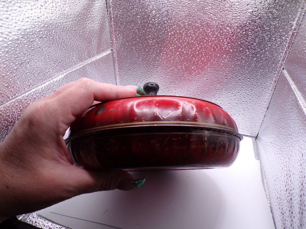 VTG Red Metal Thread Holder