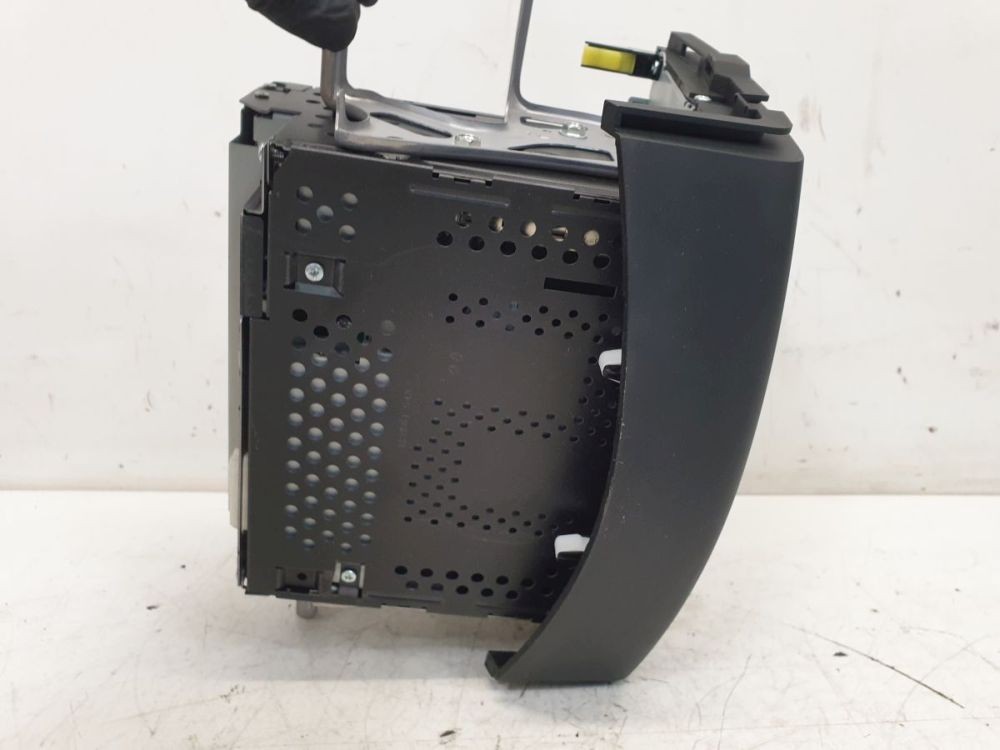 Radio/CD-changer-combination this radio mandatory one code, code not