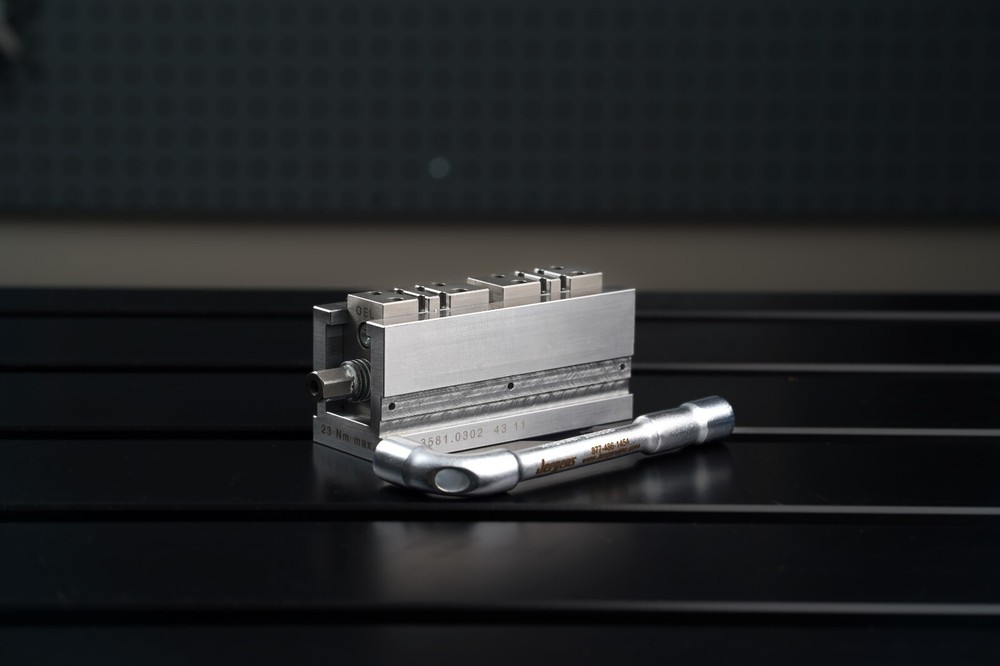 Jergens 40mm 5-Axis Self-Centering Vise, with Handle, without Jaws