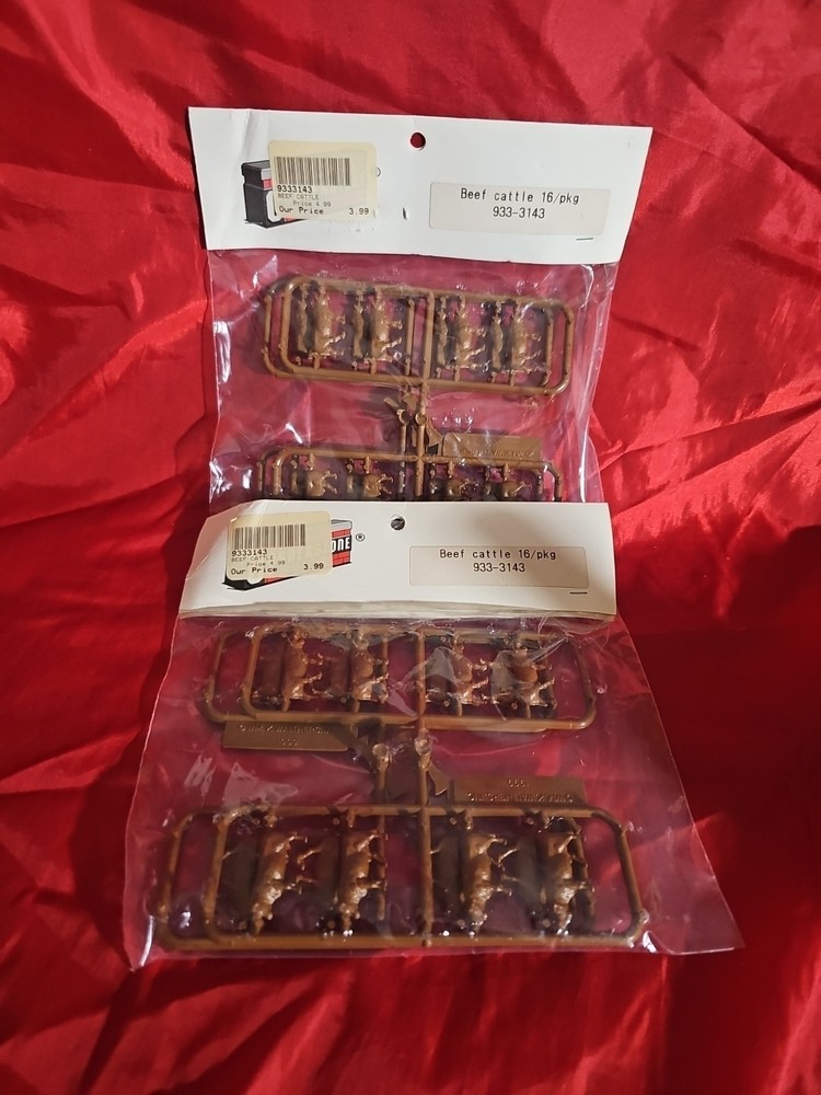 Walthers HO 2 Packages Beef Cattle (16/Pkg) 933-3143. New!