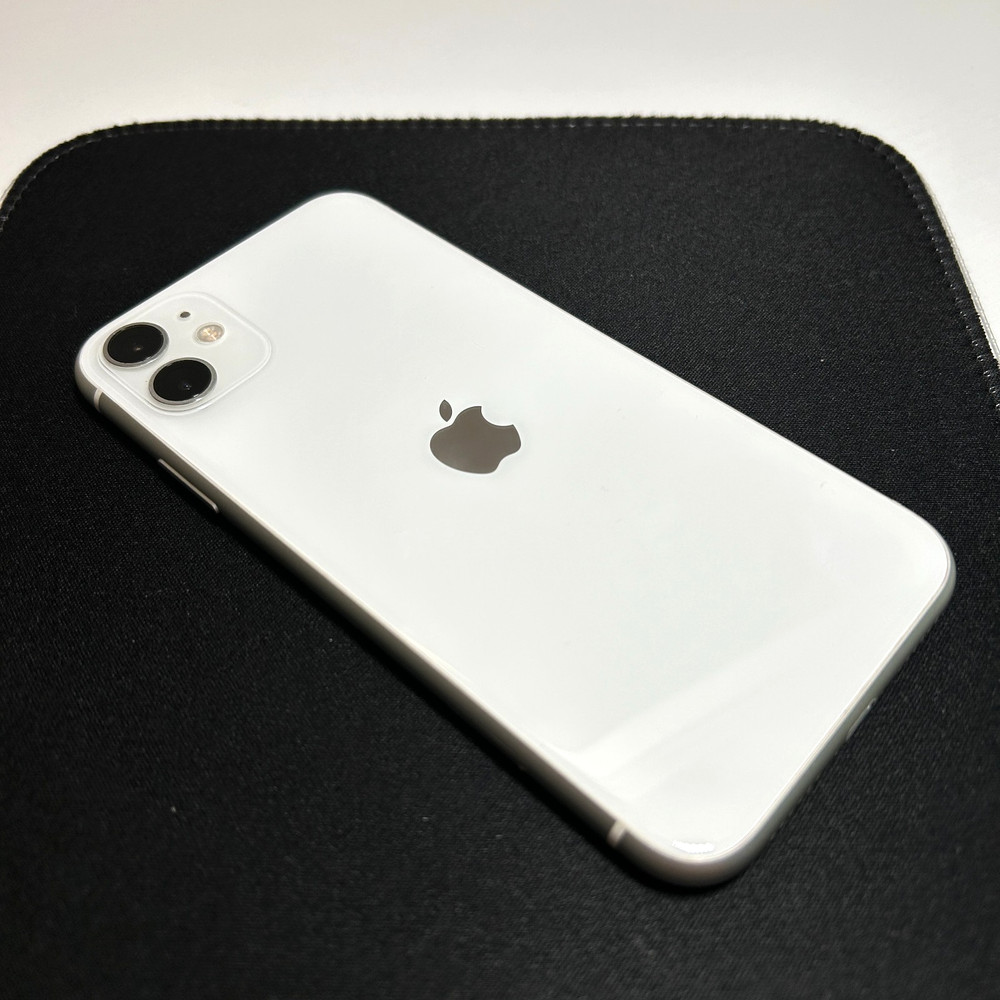 Apple iPhone 11 - 64 GB - White Unlocked READ DESCRIPTION