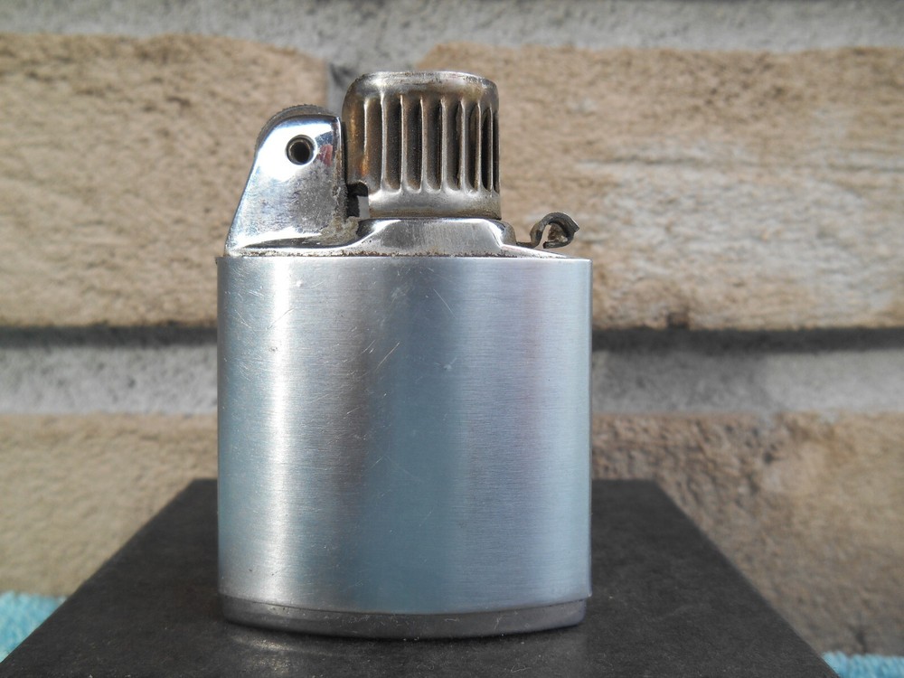 Vintage Ronson WINDLITE CHROME CIGARETTE LIGHTER. NO LID! WORKS!