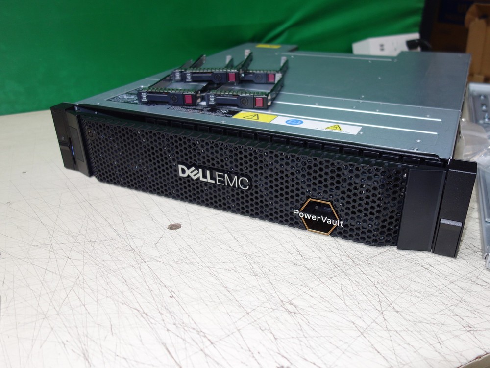 Dell EMC PowerVault ME4024 Storage Array w/ 2x FXGPW Controllers