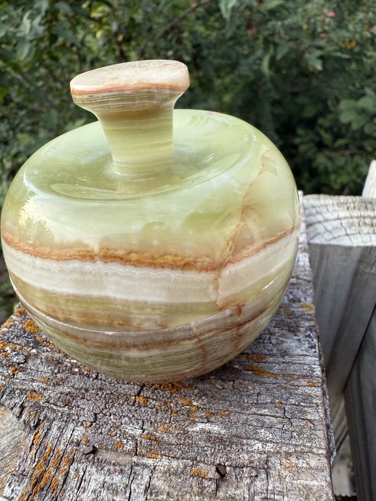 Onyx Apple Jar 4” – Hand-Carved Stone Decorative Container