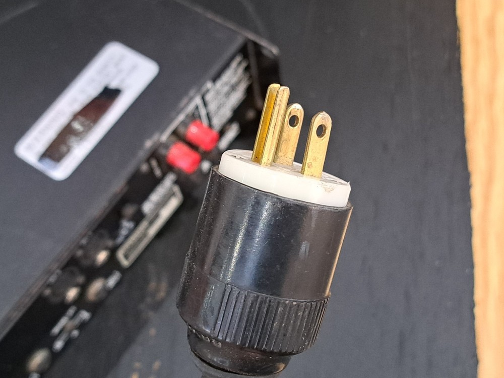 Crown Macro-Tech 2400 2-Channel Power Amplifier