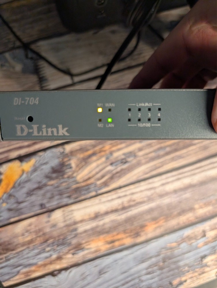 D-Link DI-704 Internet Gateway and Firewall with 4 Port Switch Complete