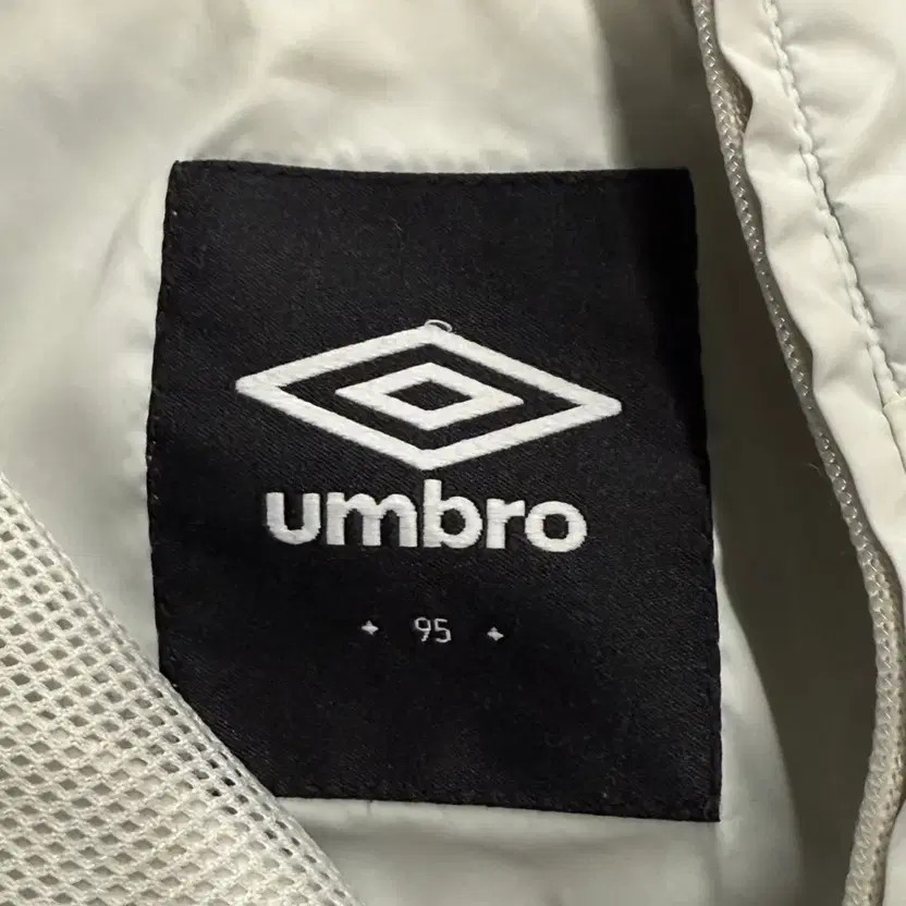 Umbro White Navy Windbreaker Jacket - Size 95