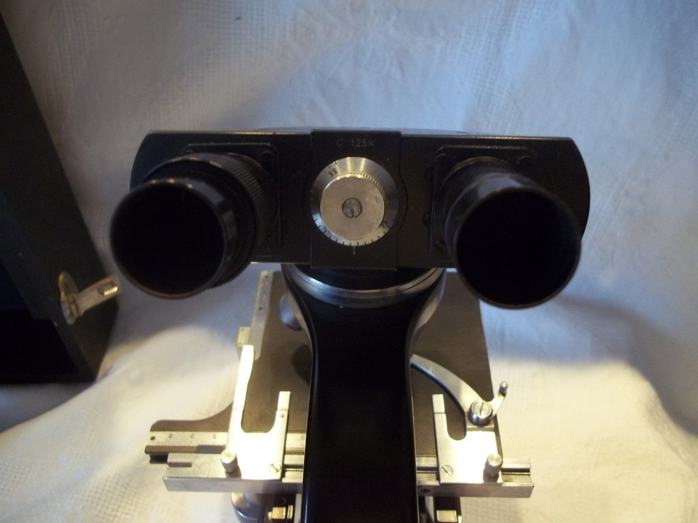 ERNST LEITZ WETZLAR Binocular Microscope W/ 4 Objectives / Case /Light 583144
