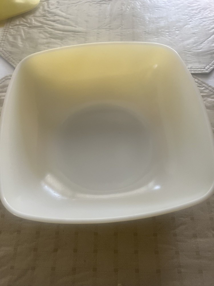 Pyrex Yellow 525-B 2 1/2 Qt Vintage Covered Rounded Square Hostess Casserole