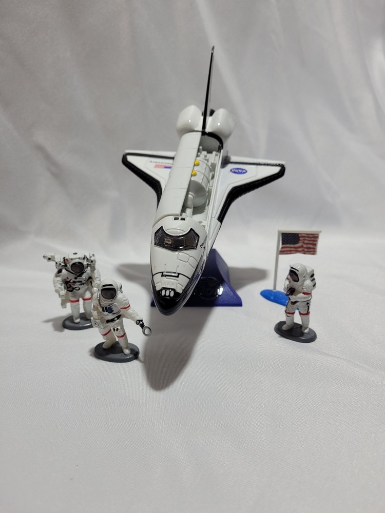 Space Shuttle - Astronauts and Display Stand Set1/200 Scale Diecast
