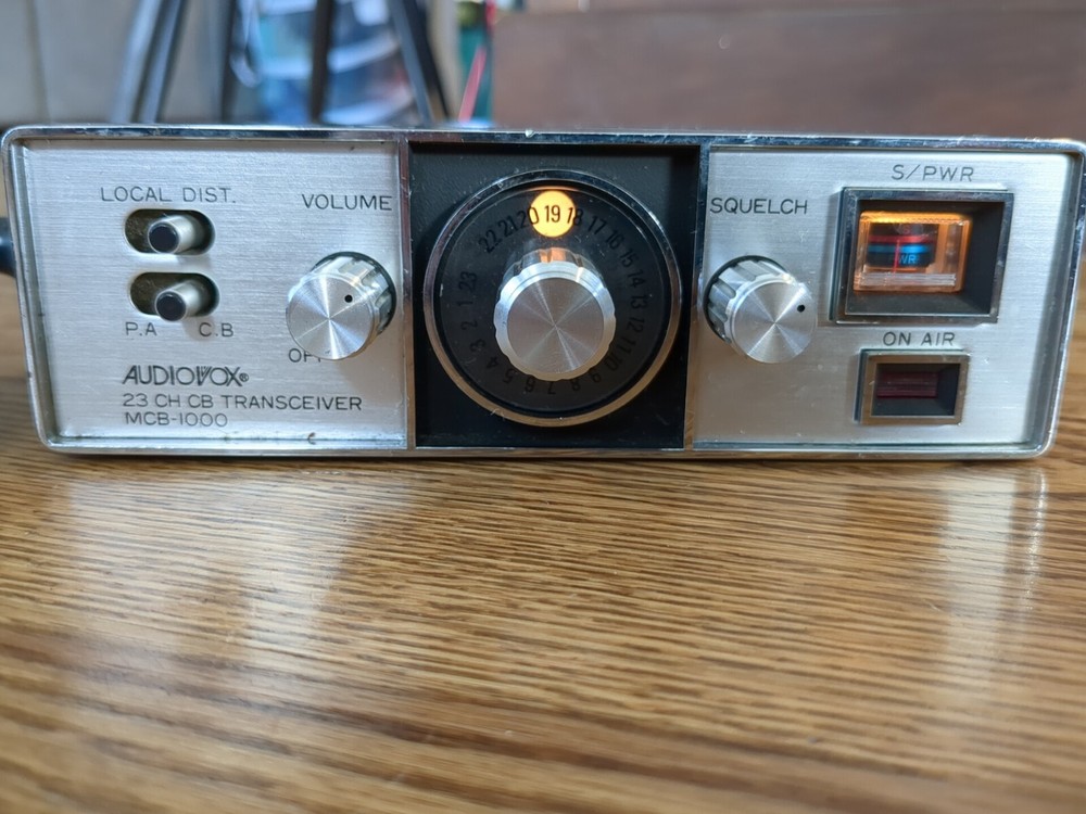 AUDIOVOX MCB-1000 VINTAGE CB 23 Channel Transceiver Powers On And Squelch Works