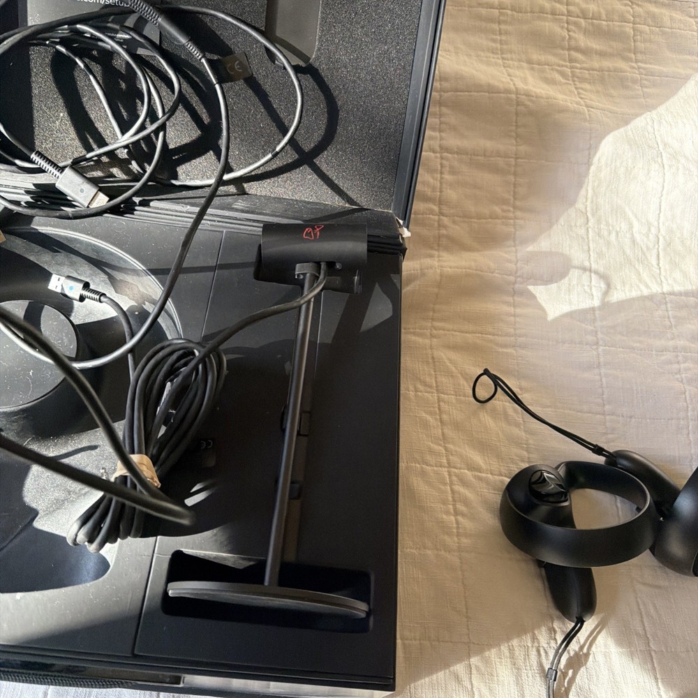 Original Oculus Quest 1 Rift With Box