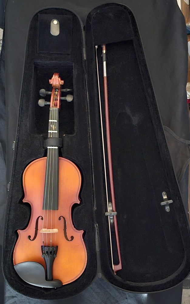 UNBRANDED 1/4 SIZED VIOLIN WITH CASE & BOW *PRE-OWNED*