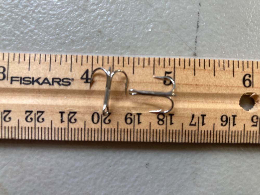 30 EAGLE CLAW  ROUND BEND TREBLE HOOK SIZE 10  nickel