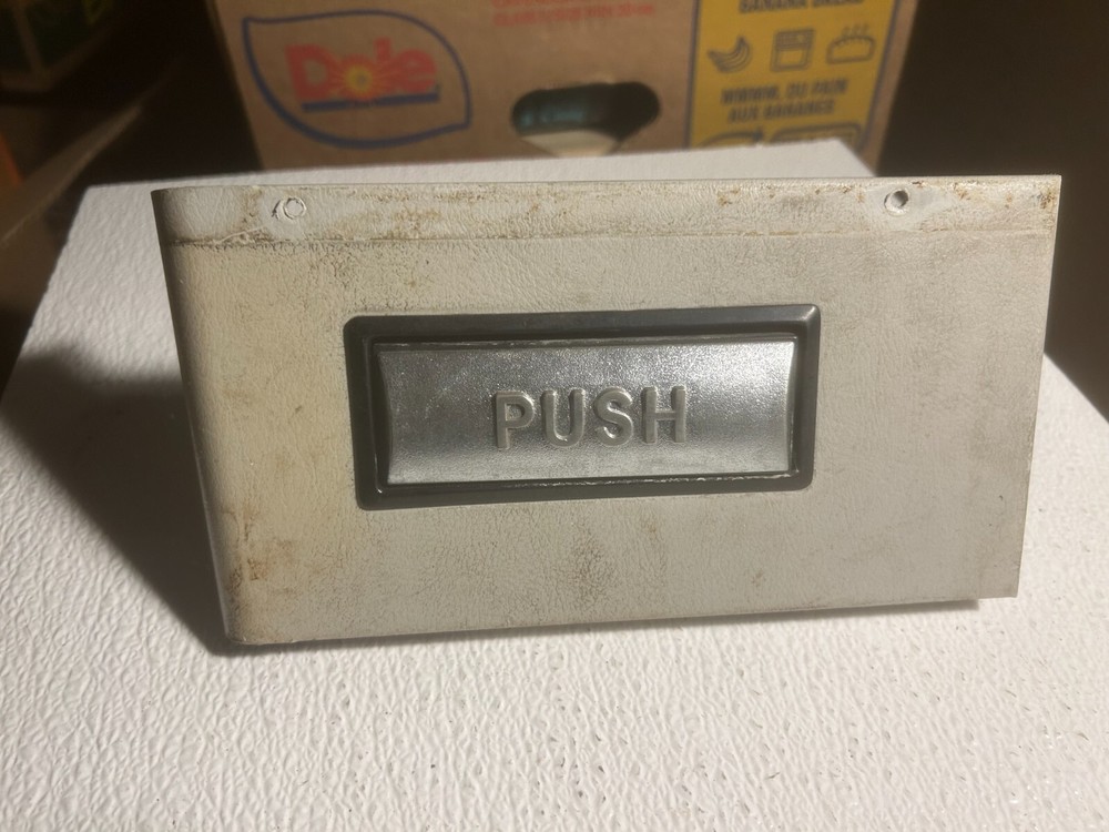 Drinking water fountain pusher