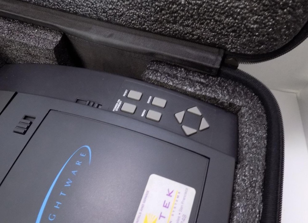Lightware Viewpoint 100 LCD Projector w Case & Logitech R-RB5 Presenter