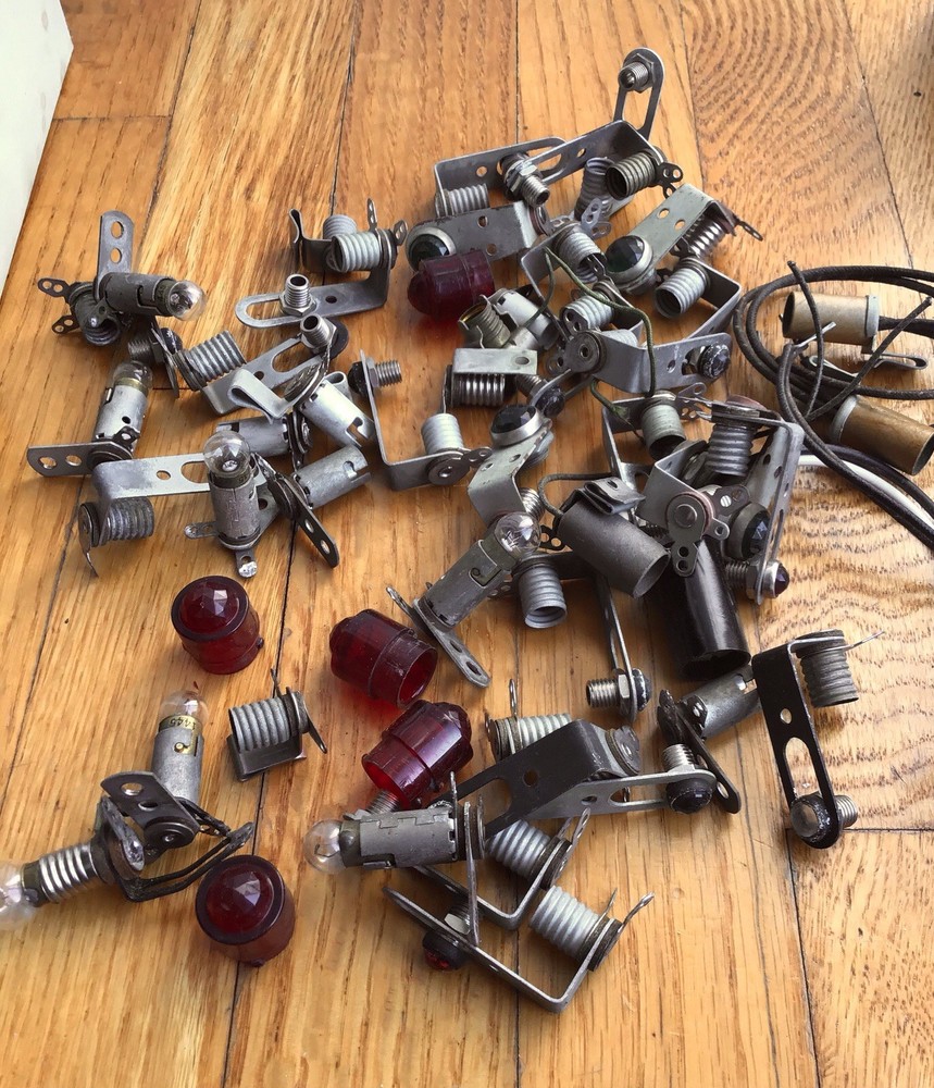 PANEL LIGHTS TRAIN LAYOUT ACCESSORIES USED SOME BRACKETED, SOME LOOSE, SOCKETS