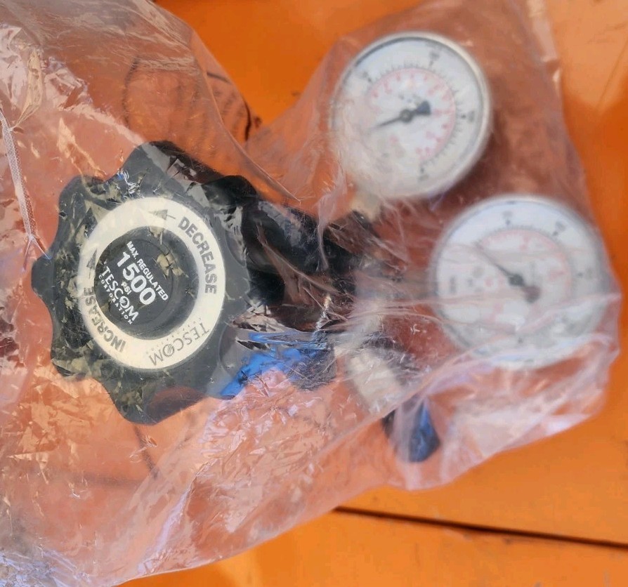 TESCOM 26-1065-24-748 pressure reducing valve  w/ Wika Guages New SEALED
