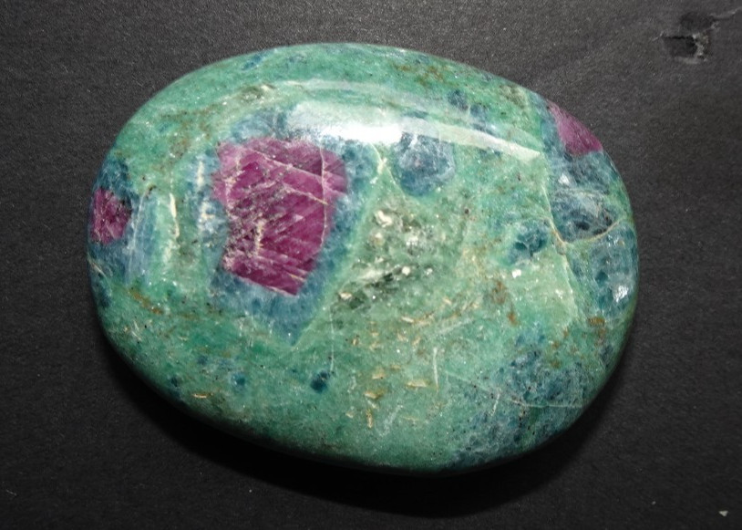 Ruby Fuchsite Palmstone - India sc1005