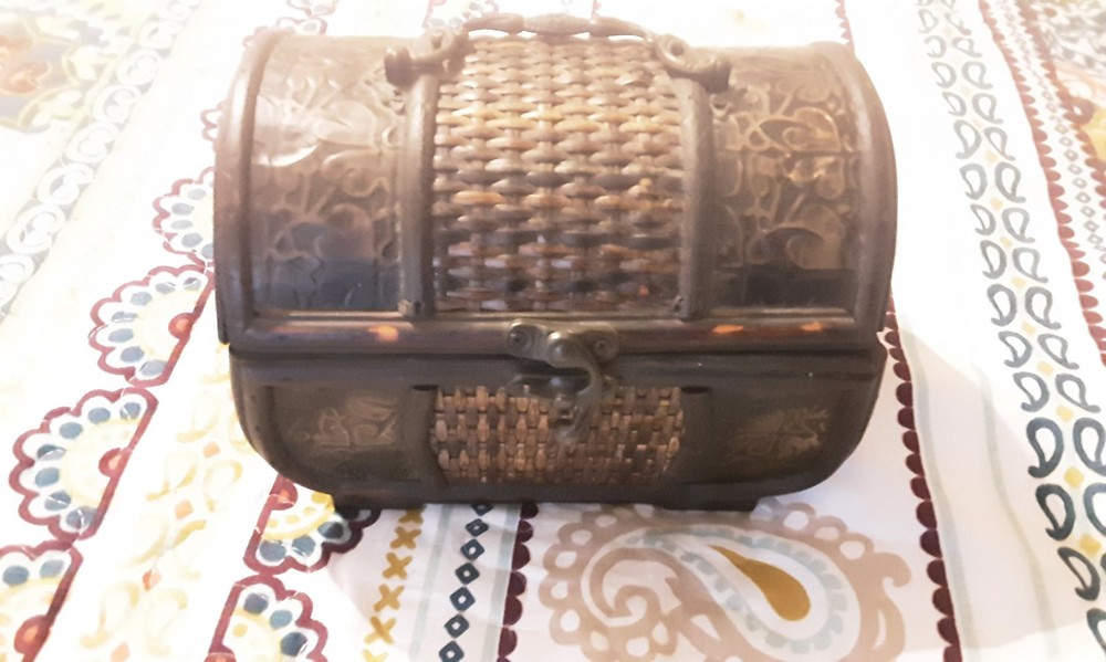 VINTAGE SMALL WOODEN CHEST