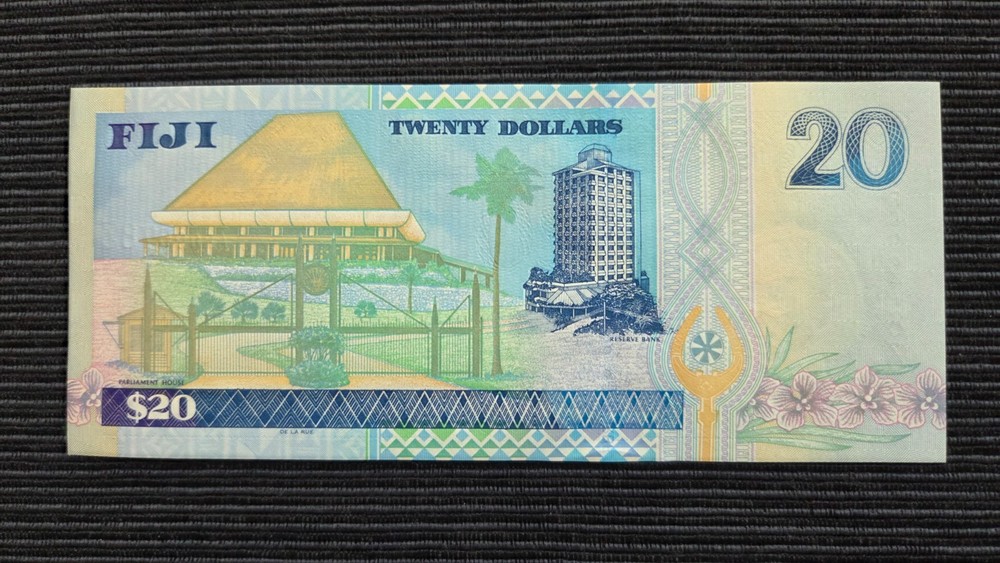 FIJI $20 Dollars 2002 P107 UNC Banknote