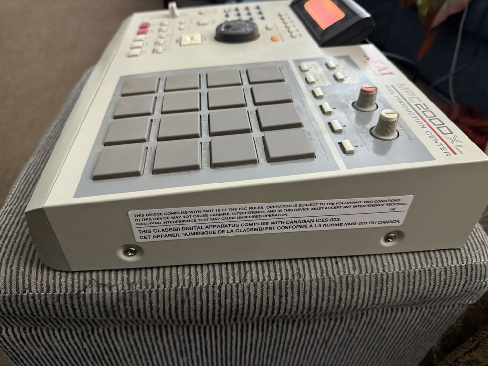 Akai MPC 2000 XL Sampler/Sequencer Drum Machine 8 Outputs Great Condition