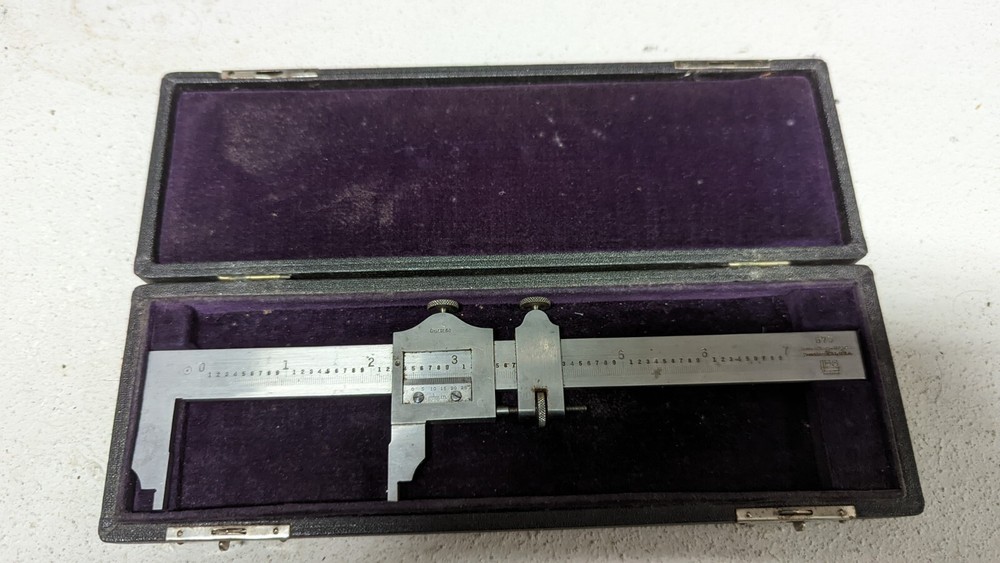VINTAGE BROWN & SHARPE CALIPER 570 WITH CASE