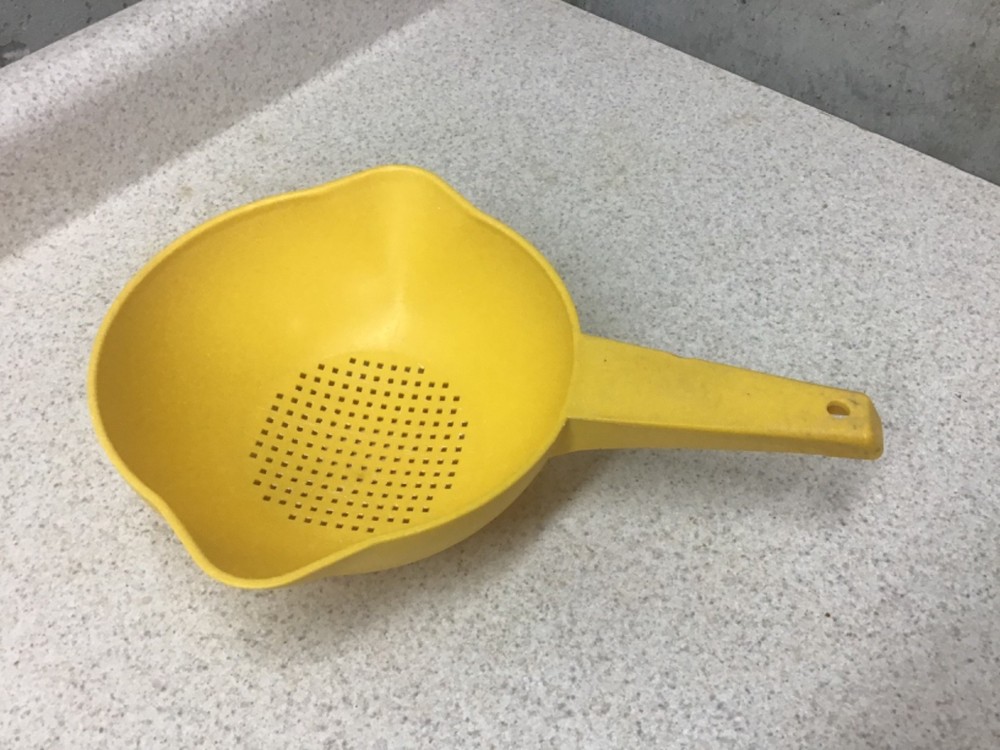 Vintage Tupperware Yellow 1 Quart Colander Strainer Dual Spouts #1200