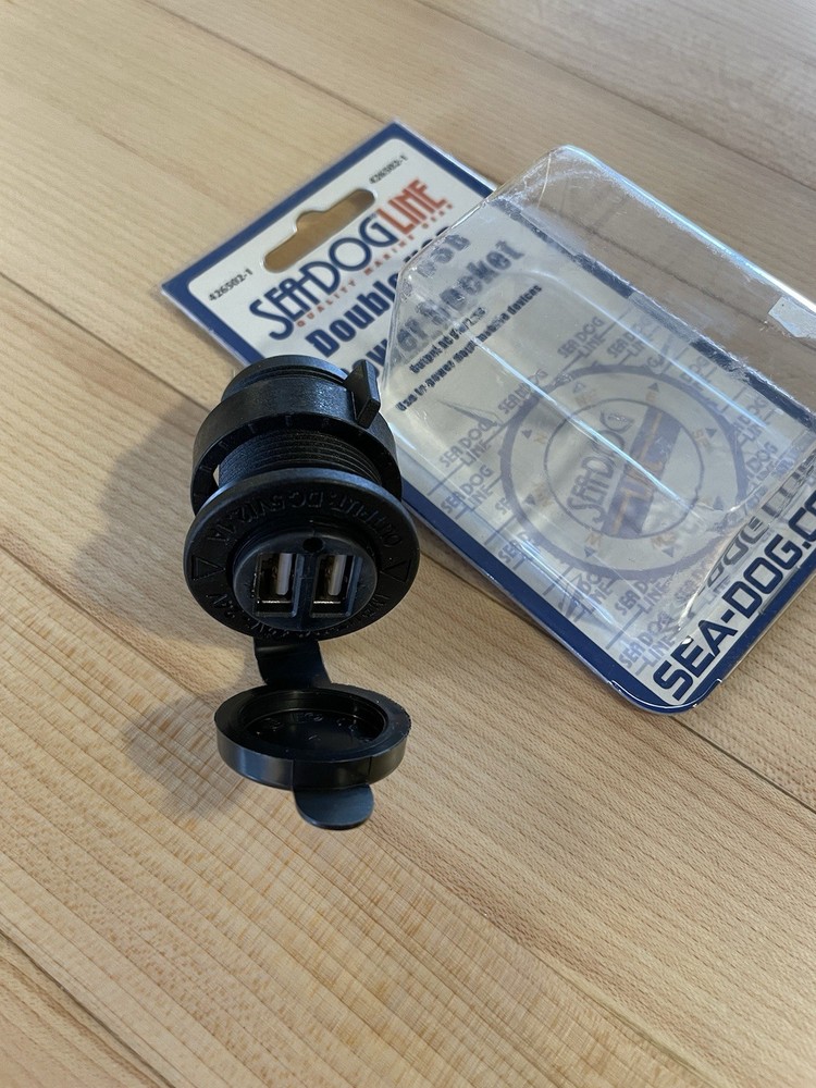 Marine Double USB Power Socket with Cover SeaDog 426502-1 (B2)