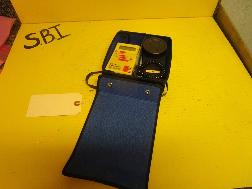 BEHA DIGITAL ILLUMINOMETER w/ CASE  93-1065F
