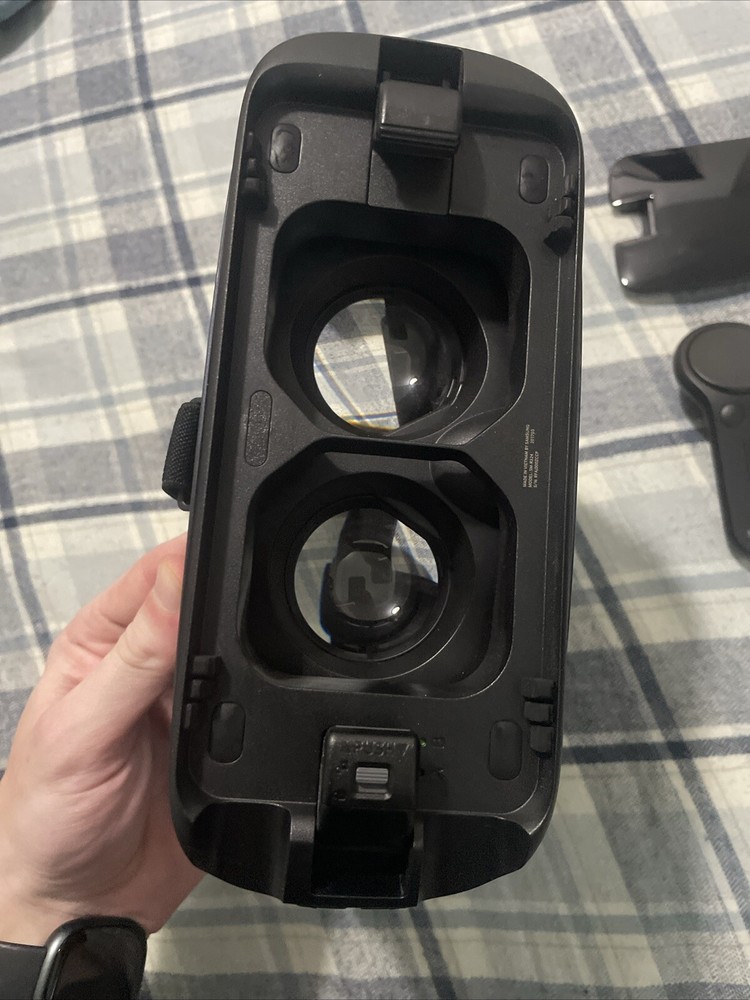 Samsung Gear VR Powered By Oculus Virtual Headset Controller Model SM-R324