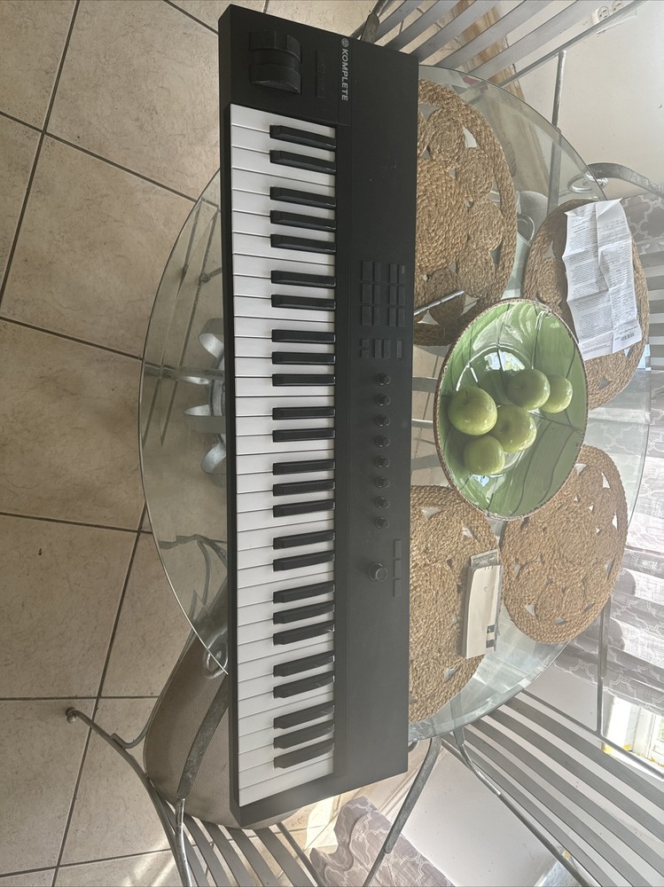 Native Instruments A61  Keyboard Controller(no USB Cable)