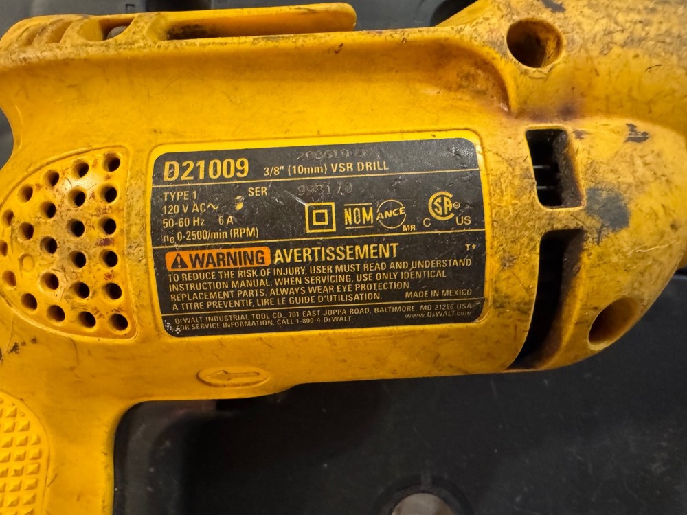 Dewalt D21009 - 3/8" 6 A - Keyless Variable Speed Reversable Corded Drill