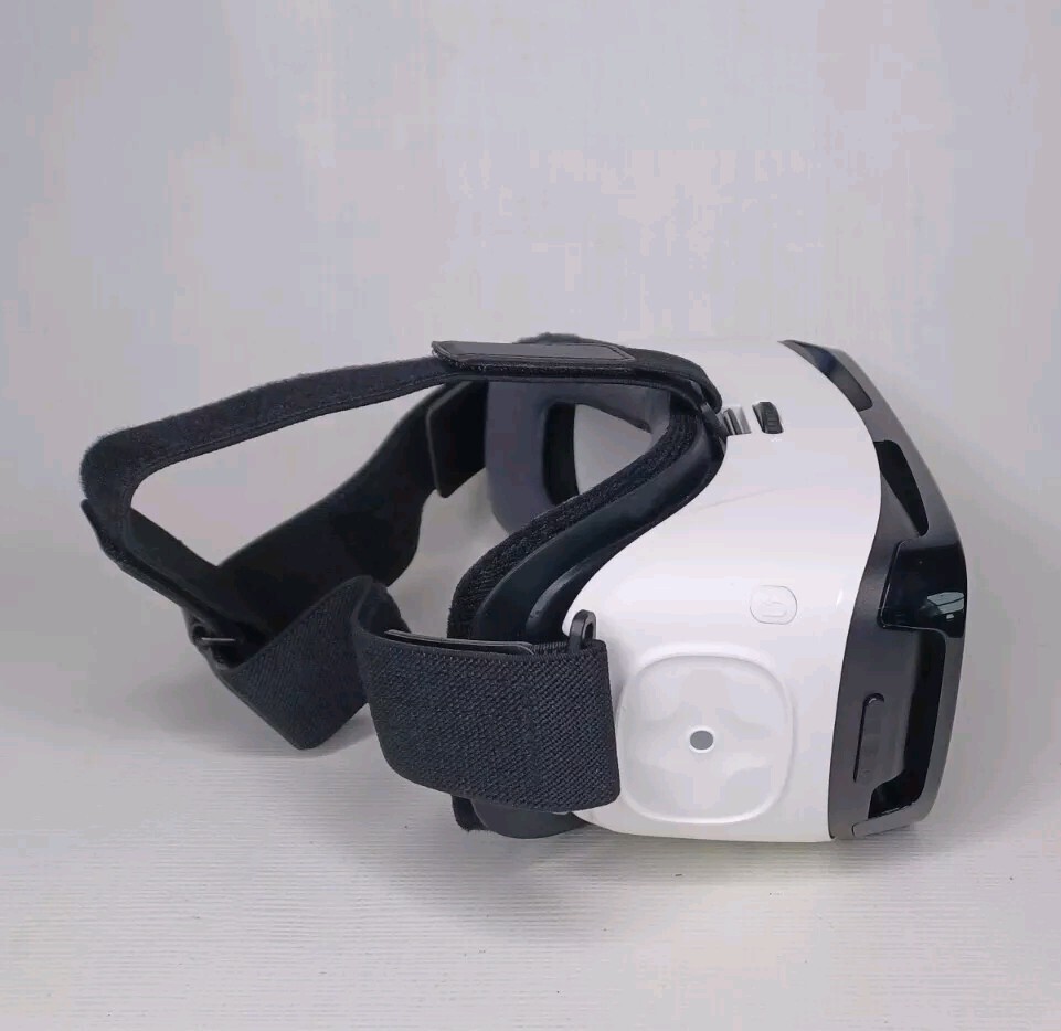 Samsung Gear Smartphone VR Headset Powered By Oculus