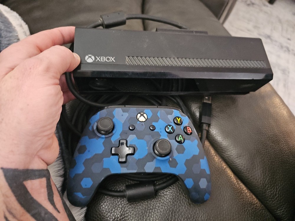 Microsoft Xbox One Kinect Sensor Bar - Black With controller